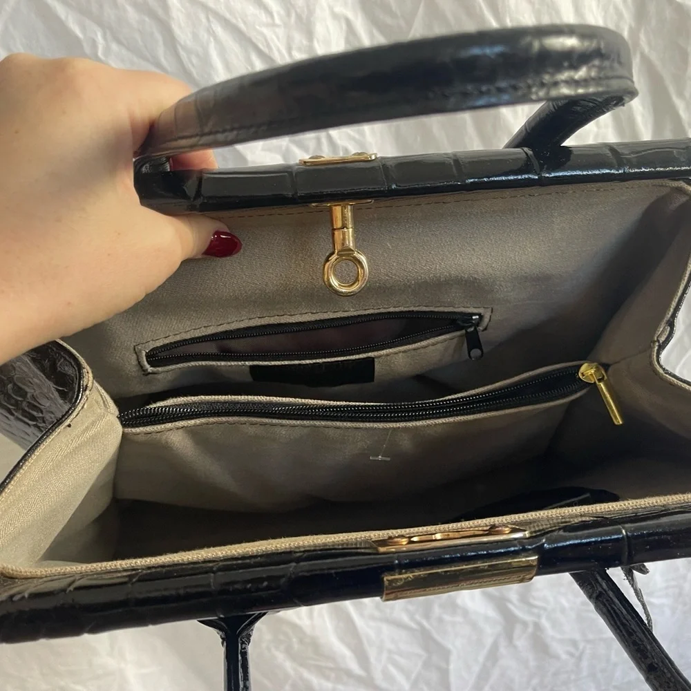 Vera Pelle leather Elegant Black-Embossed Handbag